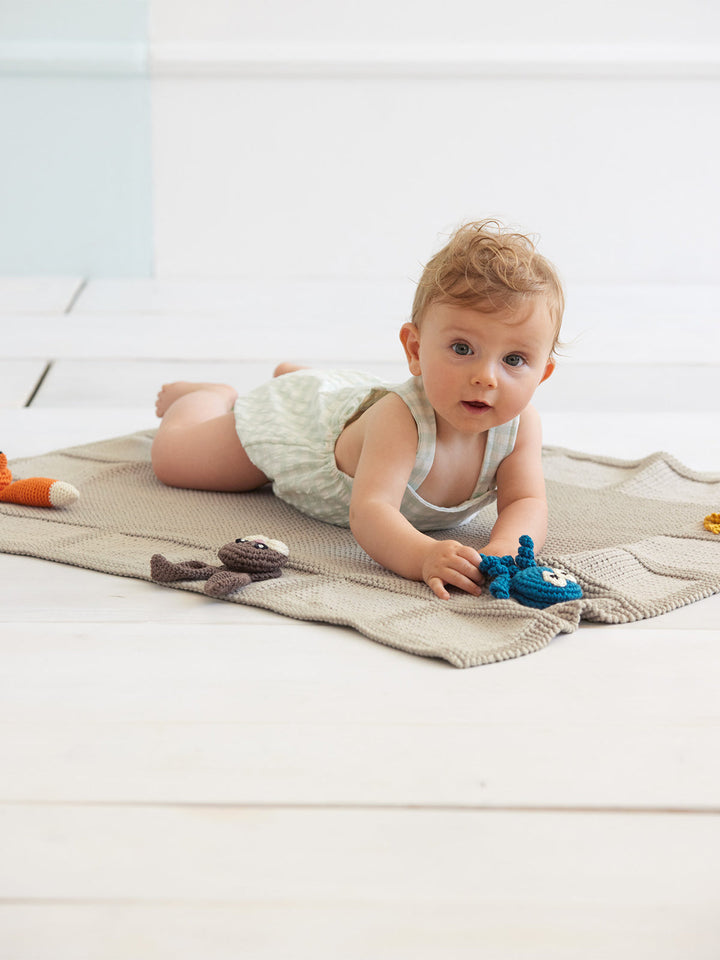 Strick- und Häkelpaket The Tube Fine Cotone Babydecke mit Tieren